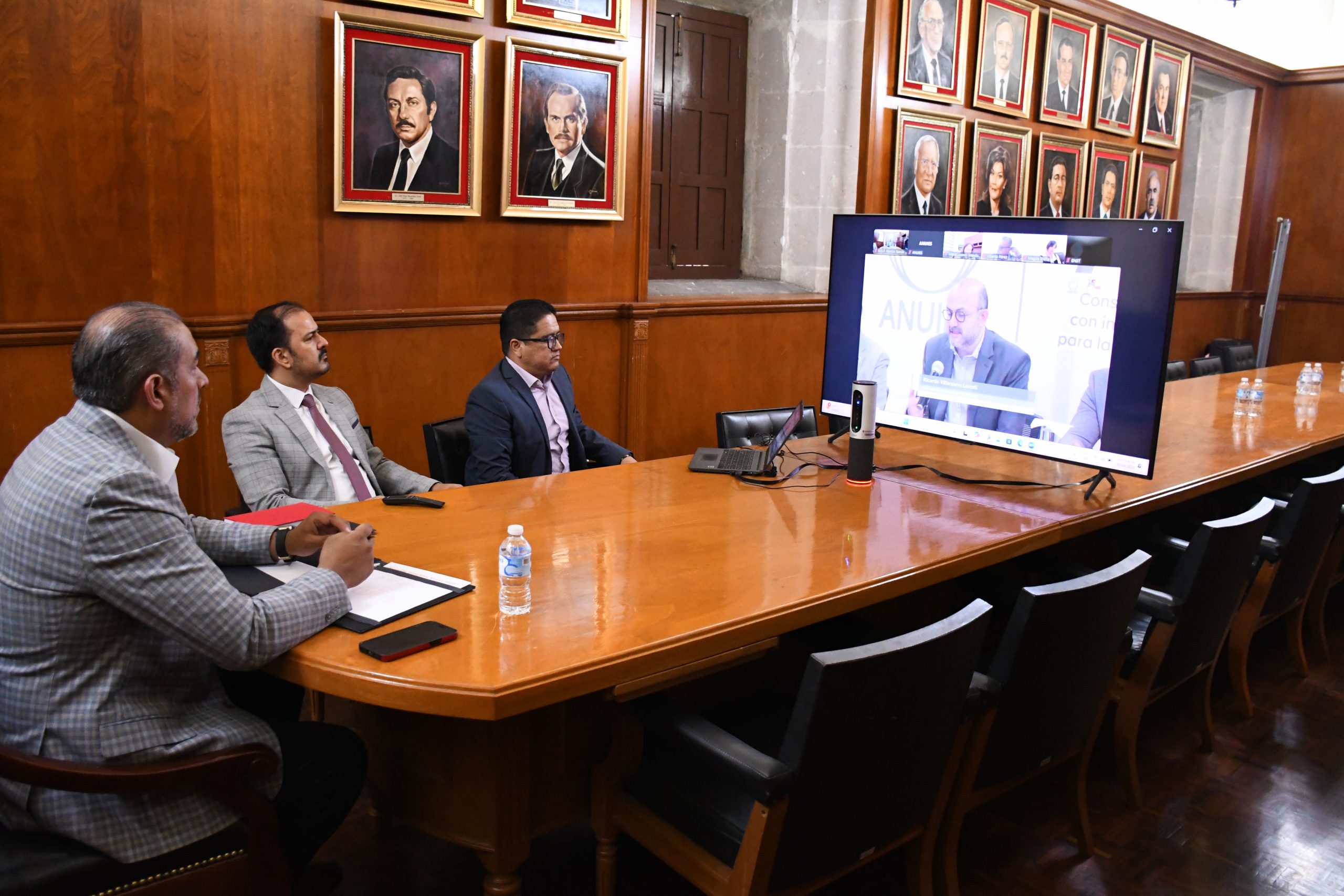 FOTO CON PAR DE FUNCIONARIOS